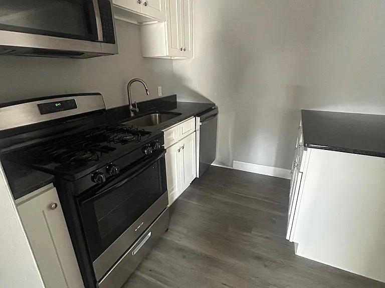 400 Main St #8 — Photo 4