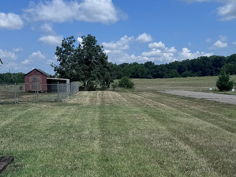 Side yard, dead end street side!
