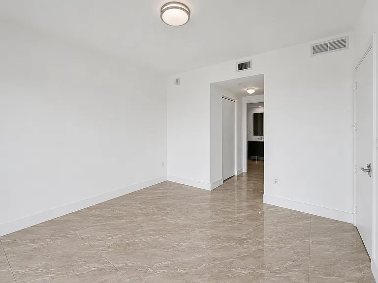 488 NE 18th St #3900 — Photo 13