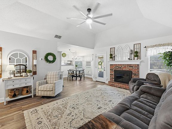 4th image of 1329 Ridge Dr