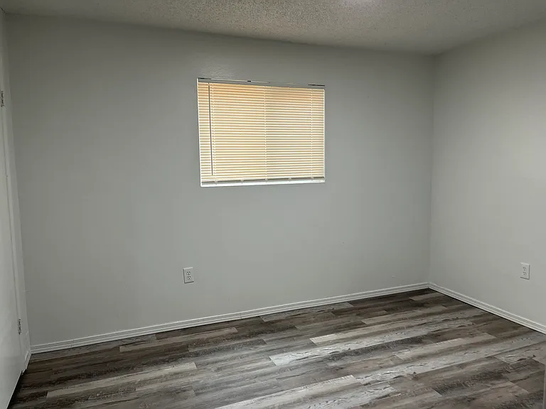 Updated 2 Bed Apt. W/ Large Yard in the NE Heights — Photo 8