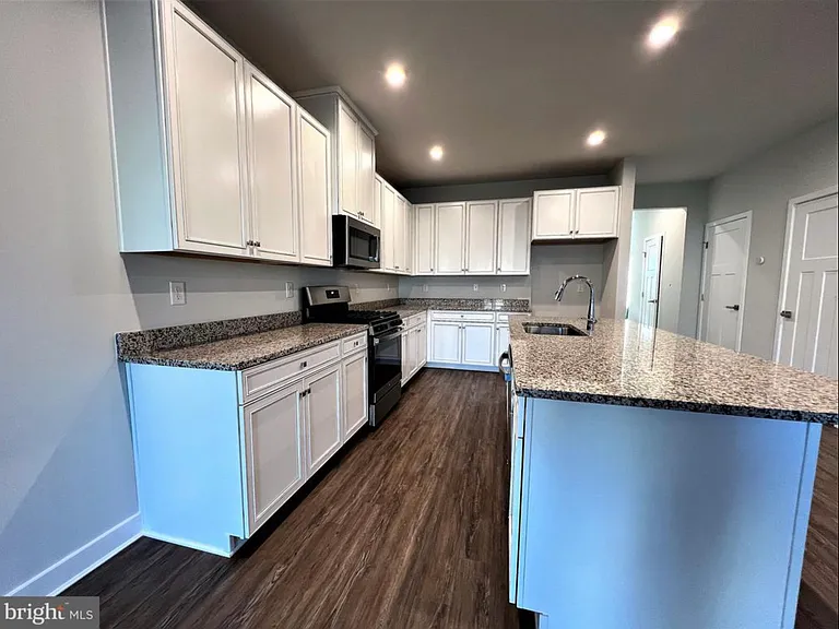 511 Swansea Dr — Photo 9