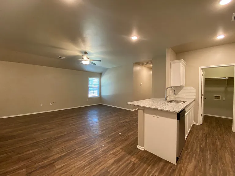 5220 Oakwood Villas Ct — Photo 16