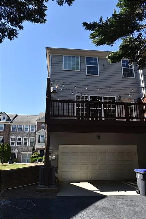 3 bed, 3.5 bath, 2394 sqft, $2,600 — Photo 3