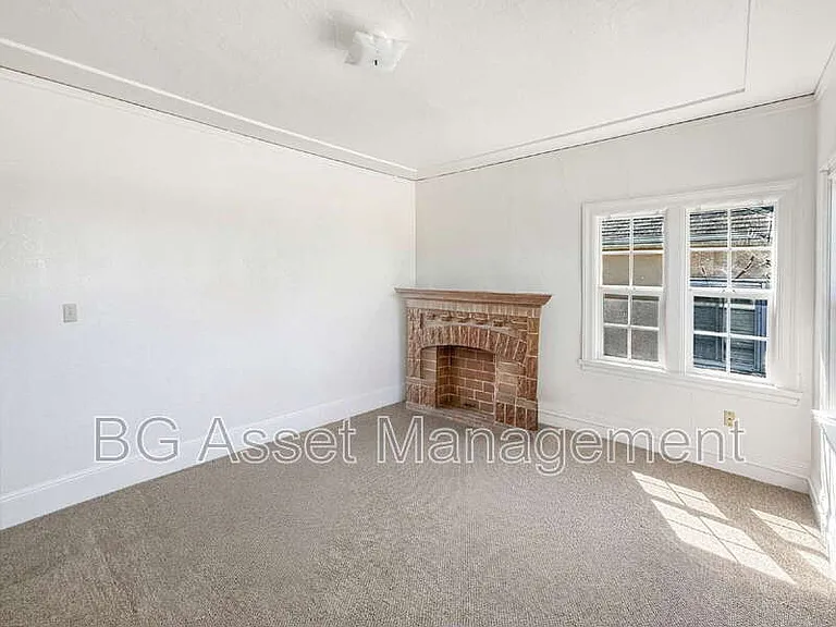 1000 E 33rd St #301 — Photo 5