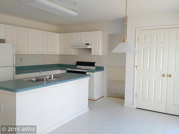 Spacious KItchen Overlooking the Family Room