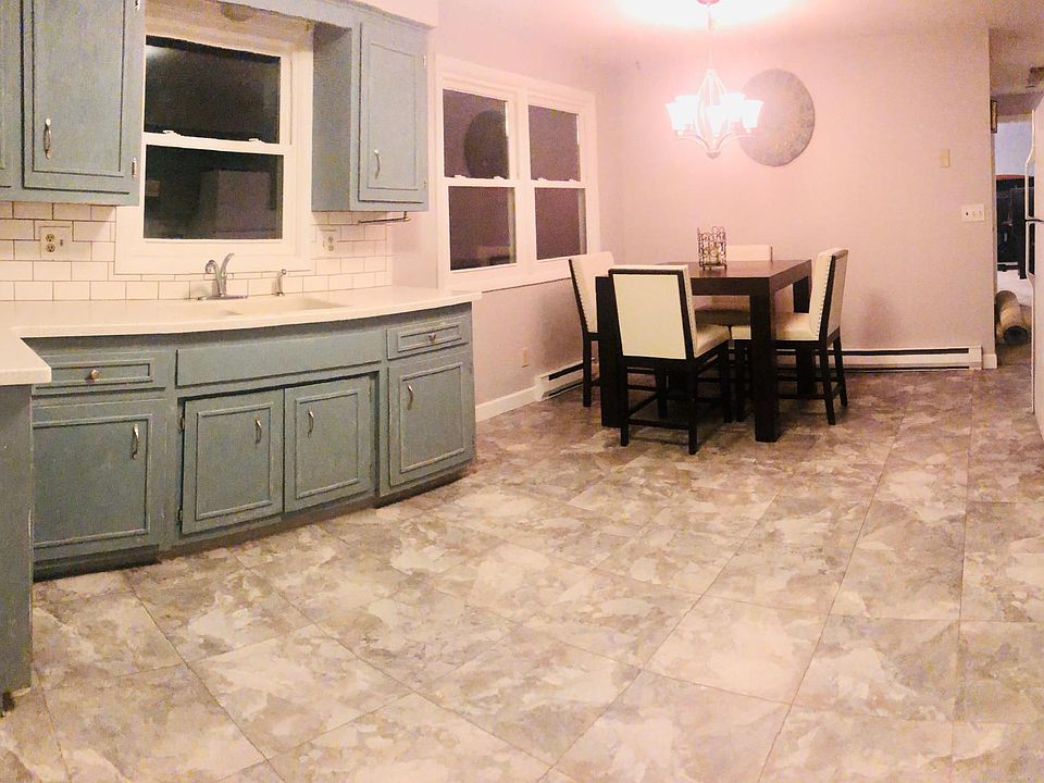 Large open concept eat-in kitchen.