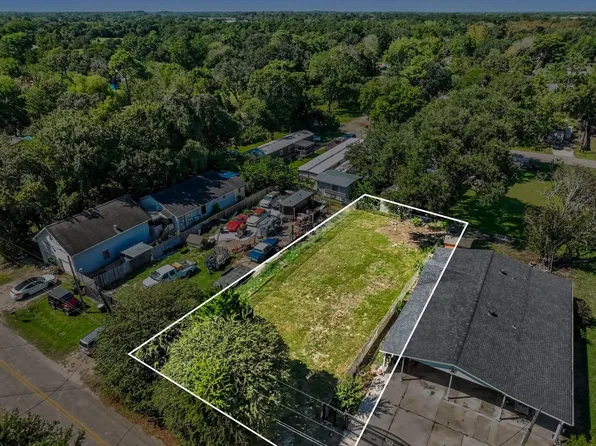 1814 W Blum St, Alvin, TX 77511