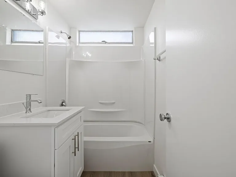 Dolphin Apartments: Leasing Specials! Great location in Kennewick — Photo 52
