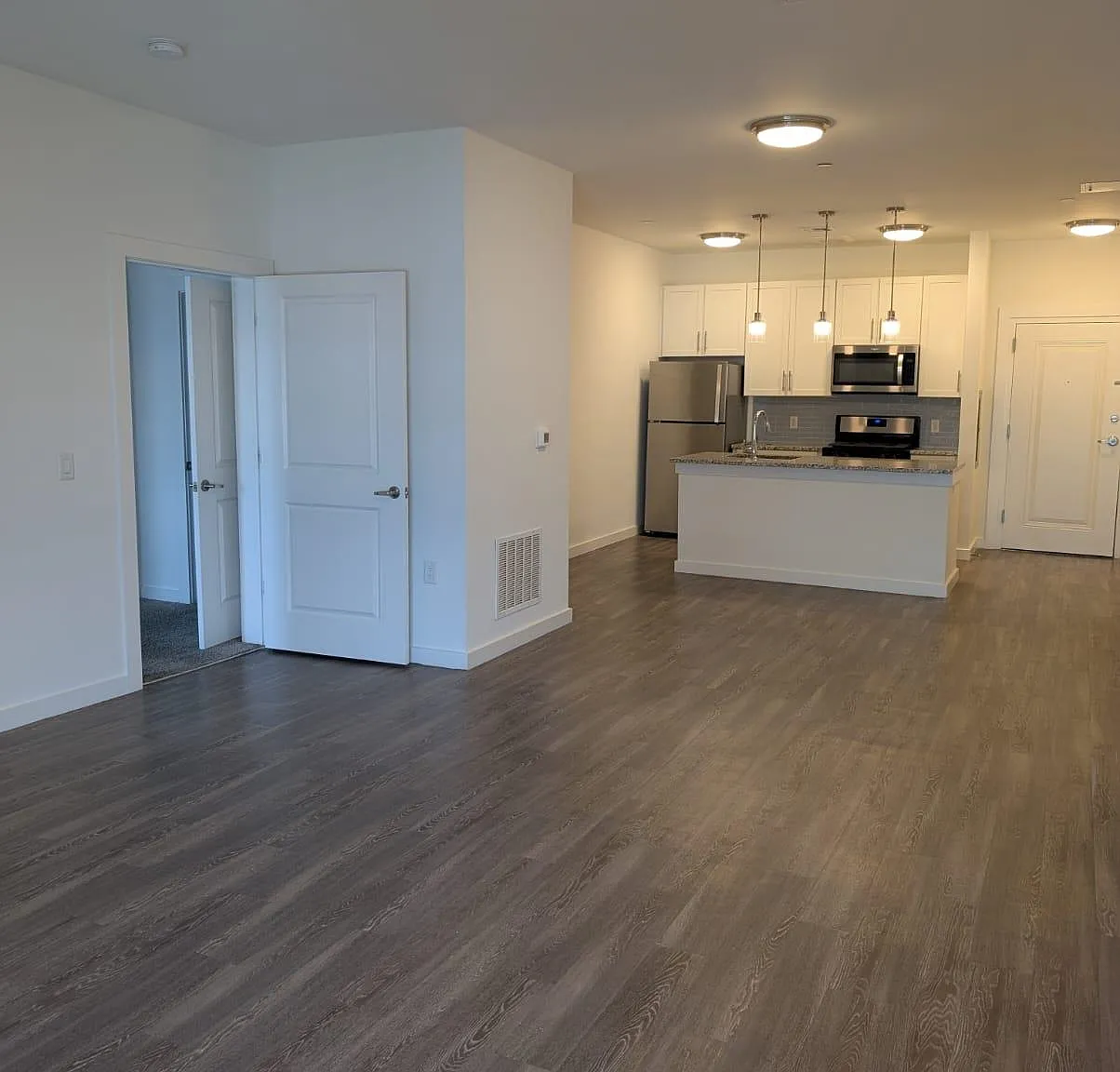 1 bed, 1.0 bath, $2,053 — Photo 2