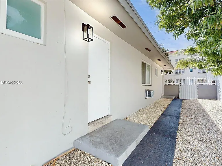 891 SW 5th St #2 — Photo 19