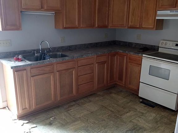 4th image of 315 W Broadway St