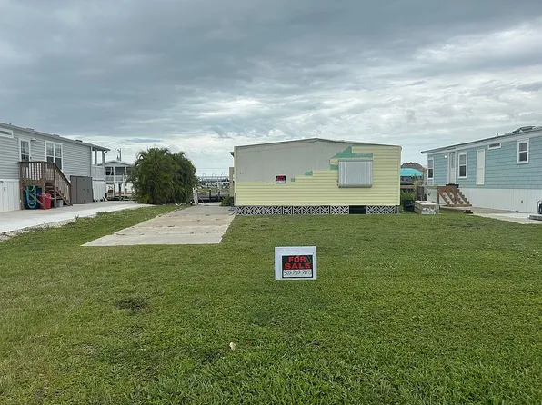 2933 York Rd, Saint James City, FL 33956