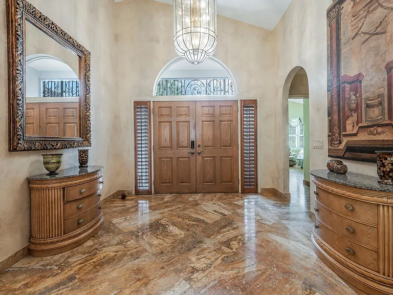 481 Crestwood Ln — Photo 3