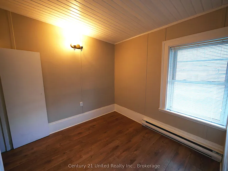 375 A Queen St — Photo 11