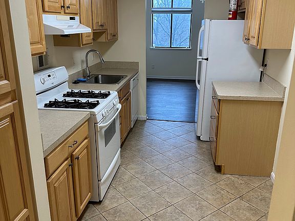 5th image of 118 Monroe St APT 202