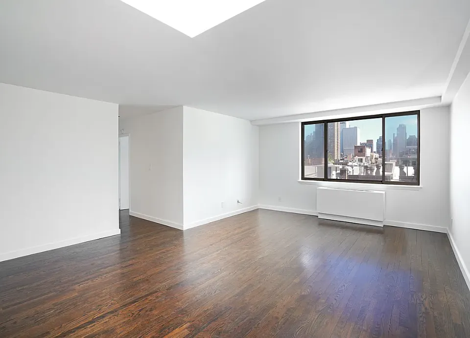 447 W 45th St #7A