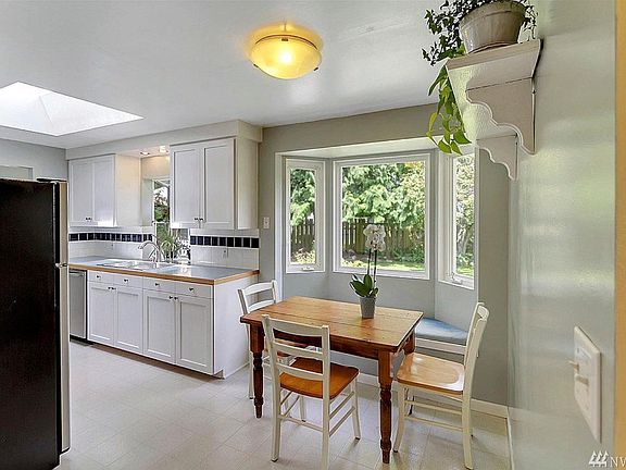 Kitchen with built in-bench.