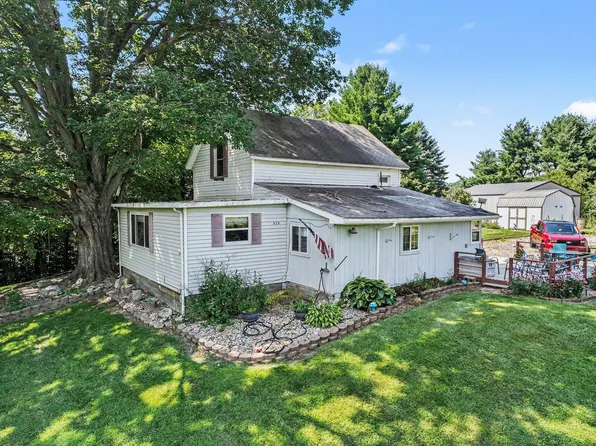 829 E Wagner Rd, Buchanan, MI 49107