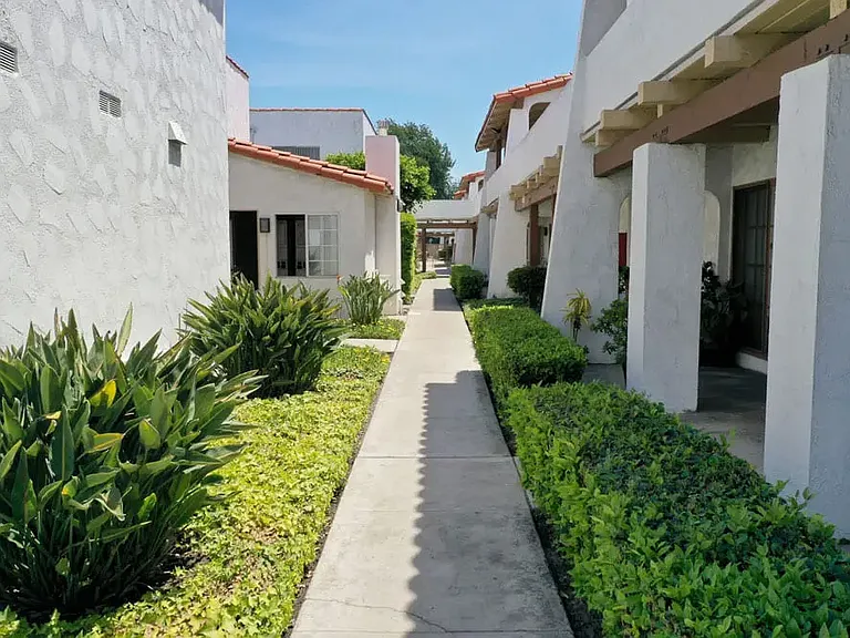 Las Casas Apartment Homes — Photo 15