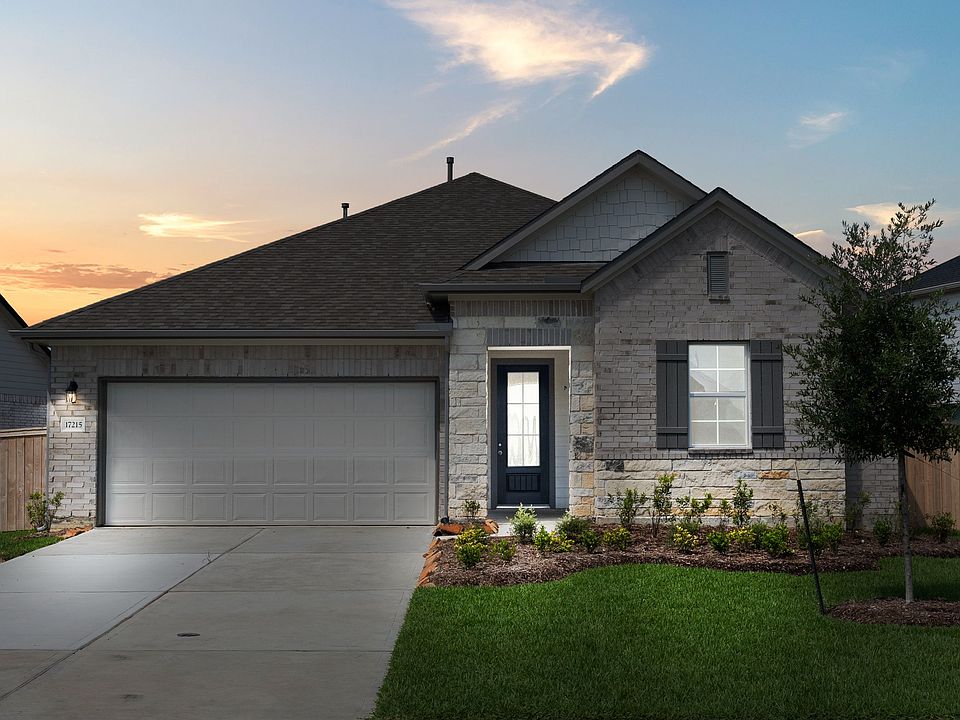 Welcome home to 17215 Daylily Dune Way located in the community of Dellrose and zoned to Waller ISD.