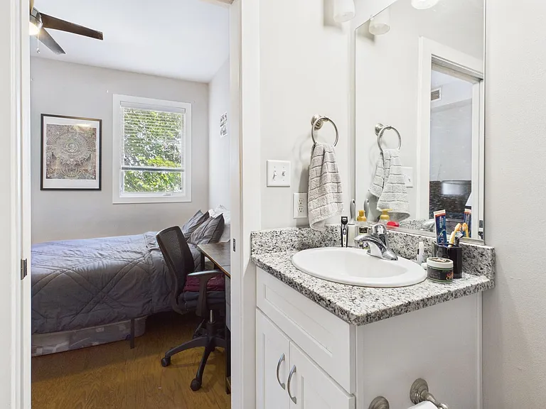 2028 W Cary St #4 — Photo 17