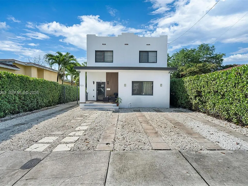 920 SW 9th St