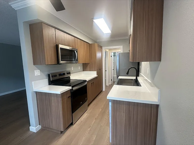 Four Seasons Apartments — Photo 29