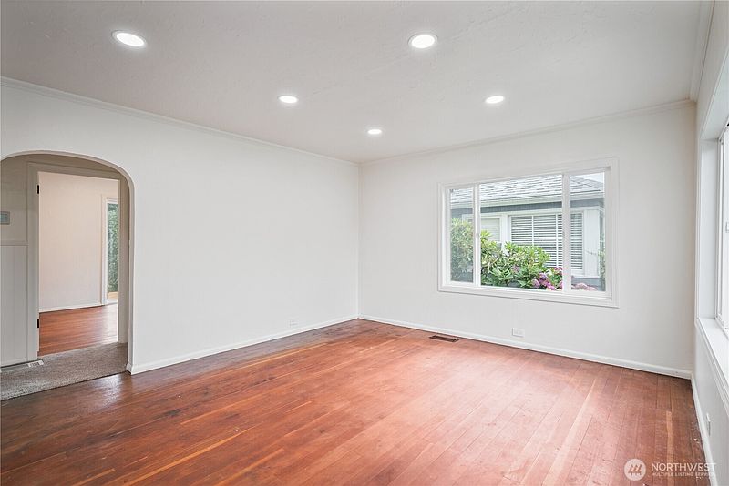 2nd image of 527 24th Avenue