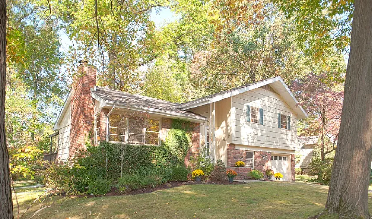4 bed, 1956 sqft, $4,700 — Photo 1