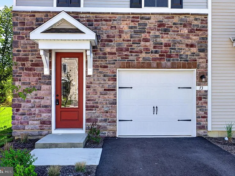 73 Basswood St — Photo 3