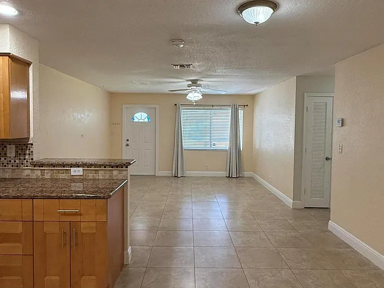 7302 NW 57th Ct — Photo 3