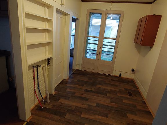 Side door/Laundry room