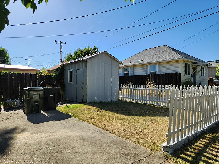 600 1/3 Grove St — Photo 2
