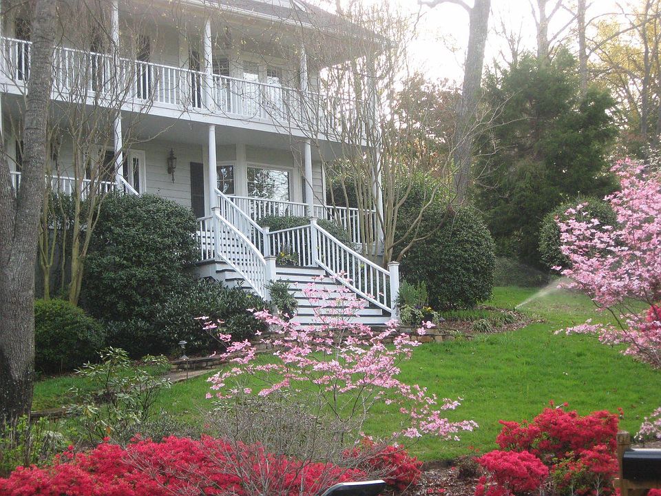2nd image of 30 Club Forest Ln