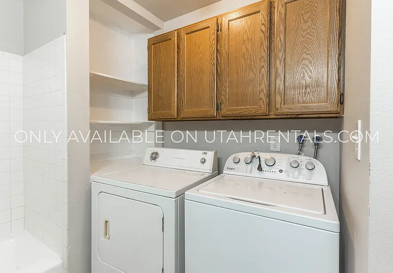 139 N Center St — Photo 15