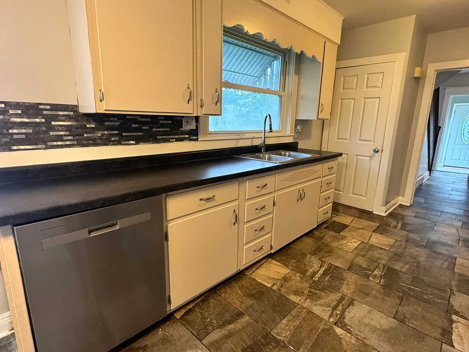 4 bed, 1384 sqft, $1,650 — Photo 4