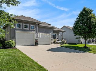 7966 Ponderosa Dr, Papillion, NE 68046