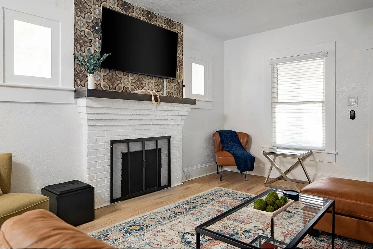 Living Room - 4201 N 15th St