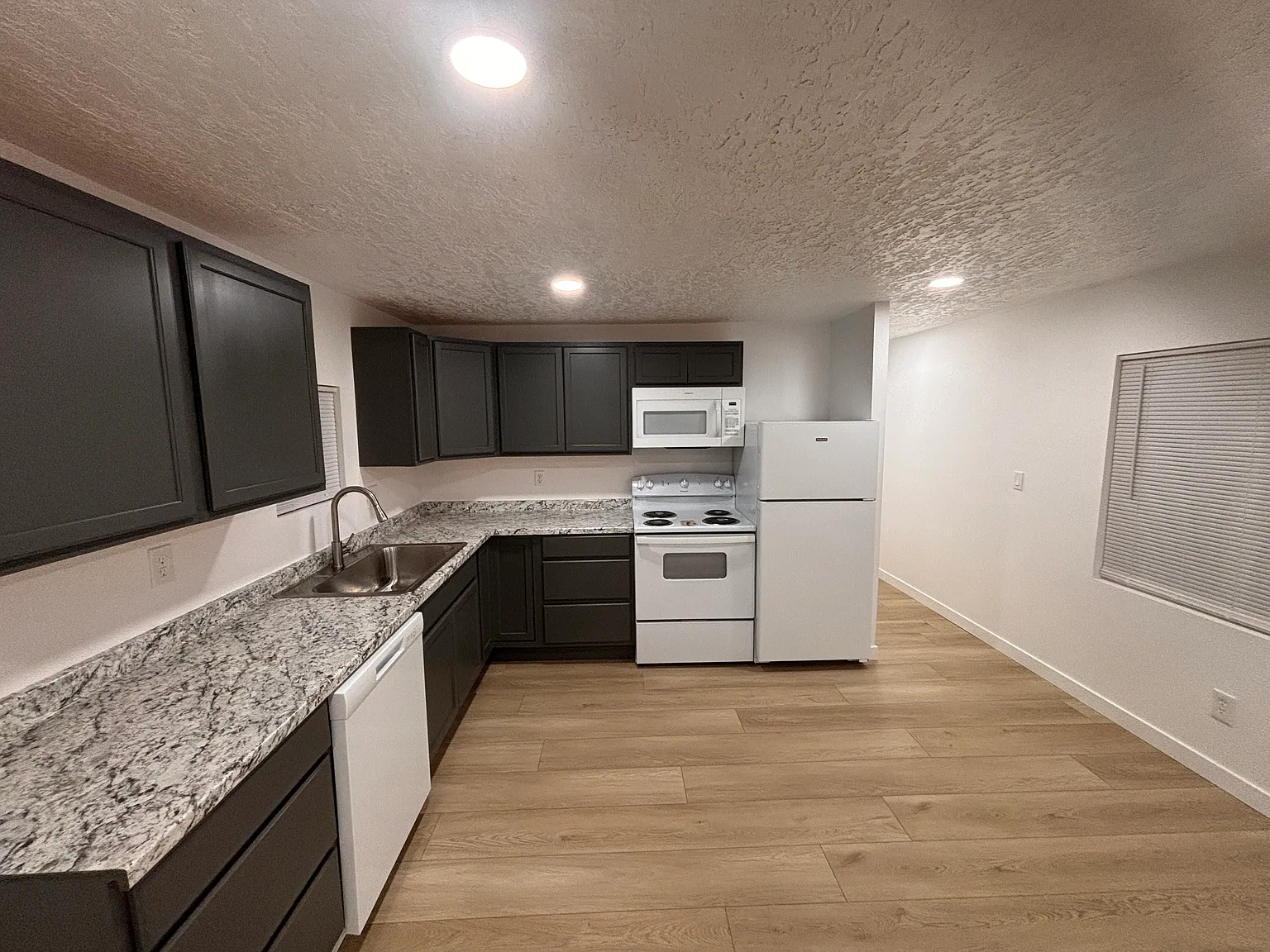 3 bed, 1200 sqft, $1,300 — Photo 2