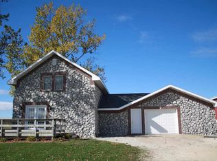9521 Hill Rd, Fayette, IA 52142