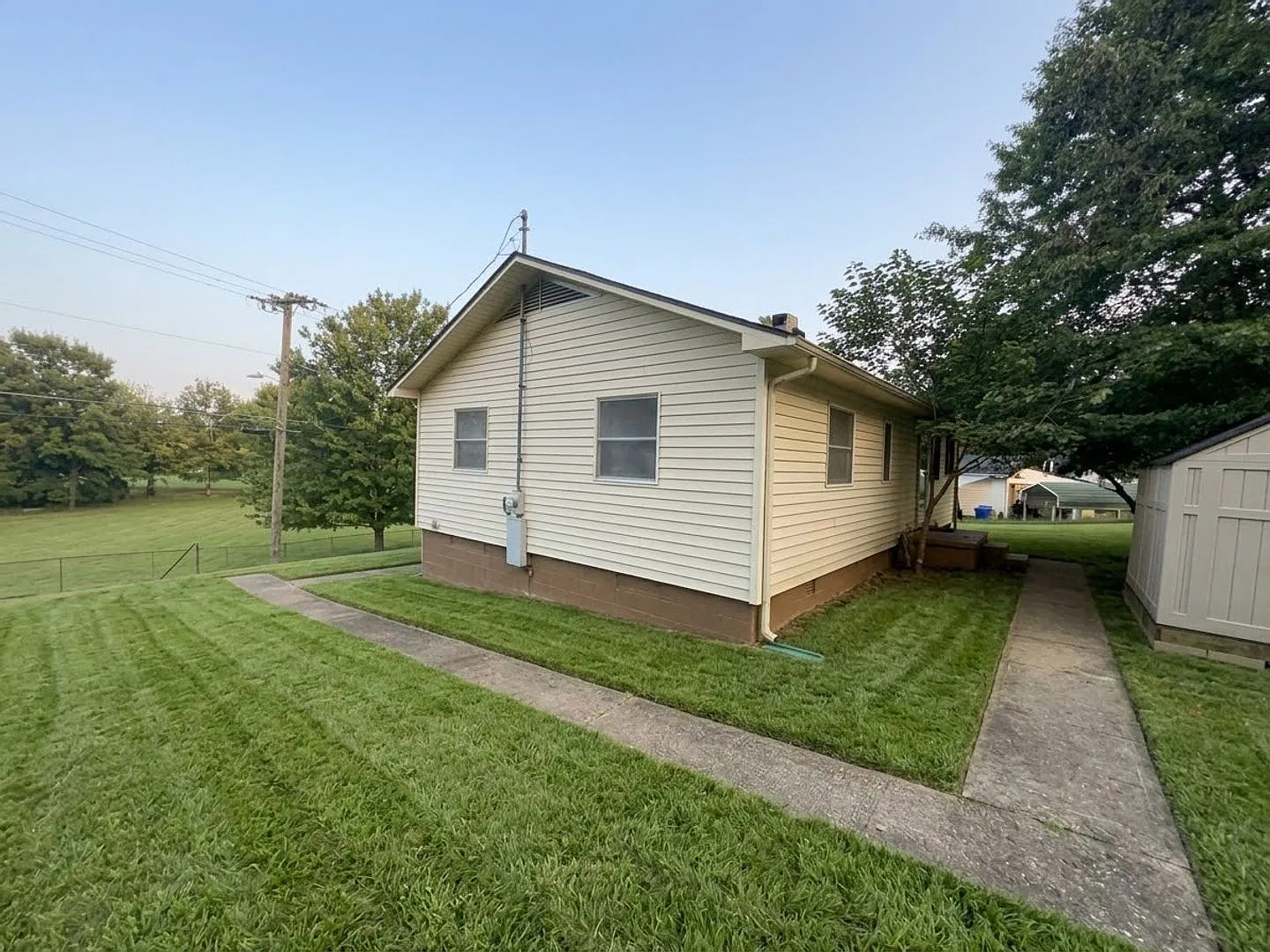 Cozy 2-Bedroom Cottage with Fireplace & Convenient Oak Ridge Location — Photo 3