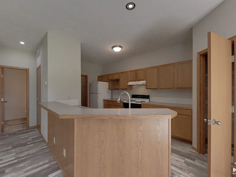 513 N Bristol Ct — Photo 5