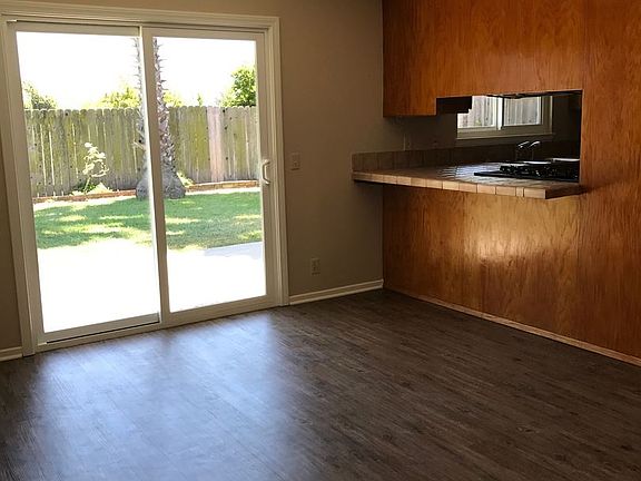 3rd image of 208 Saratoga Ct
