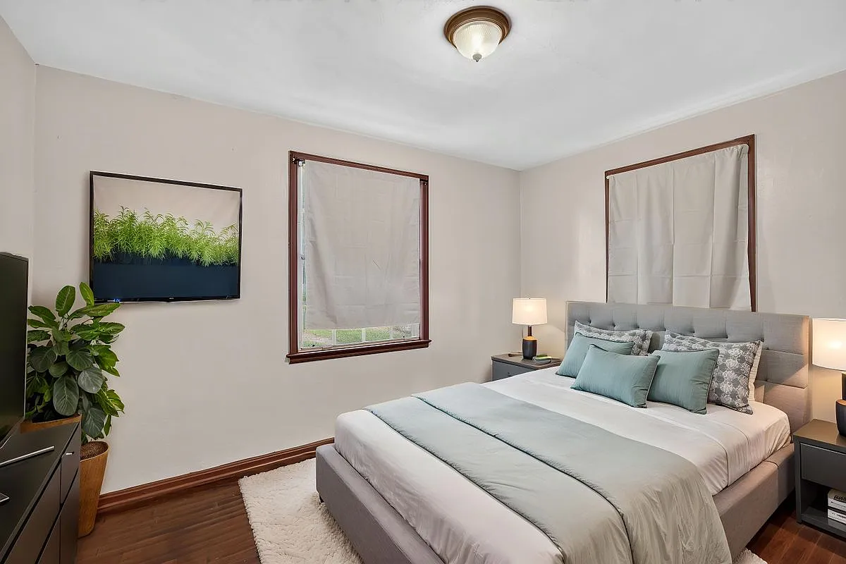 3 bed, 1.0 bath, 1018 sqft, $1,600 — Photo 4