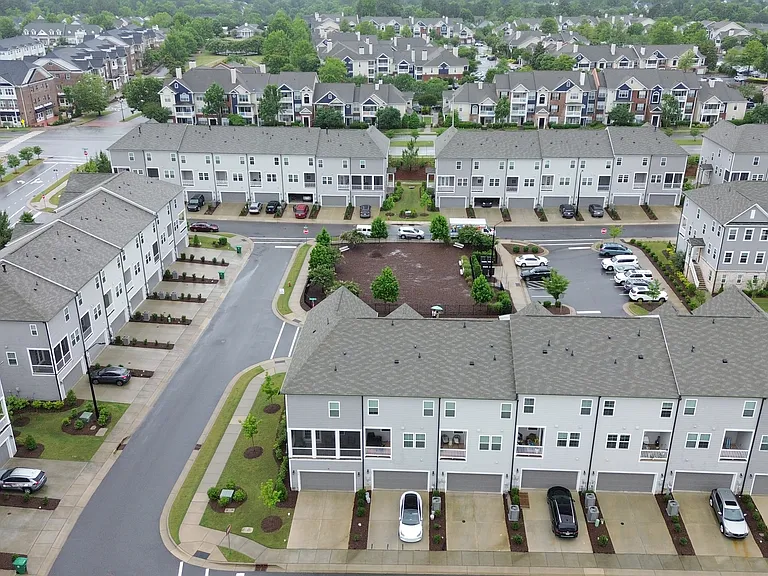 604 Amaranth Dr — Photo 2