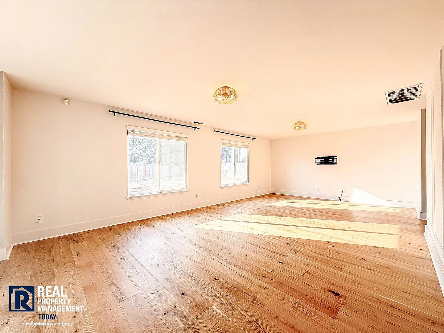 Updated 4-Bedroom Hidden Village Home | Smart Appliances, A/C & Expansive Fenced Yard — Photo 2