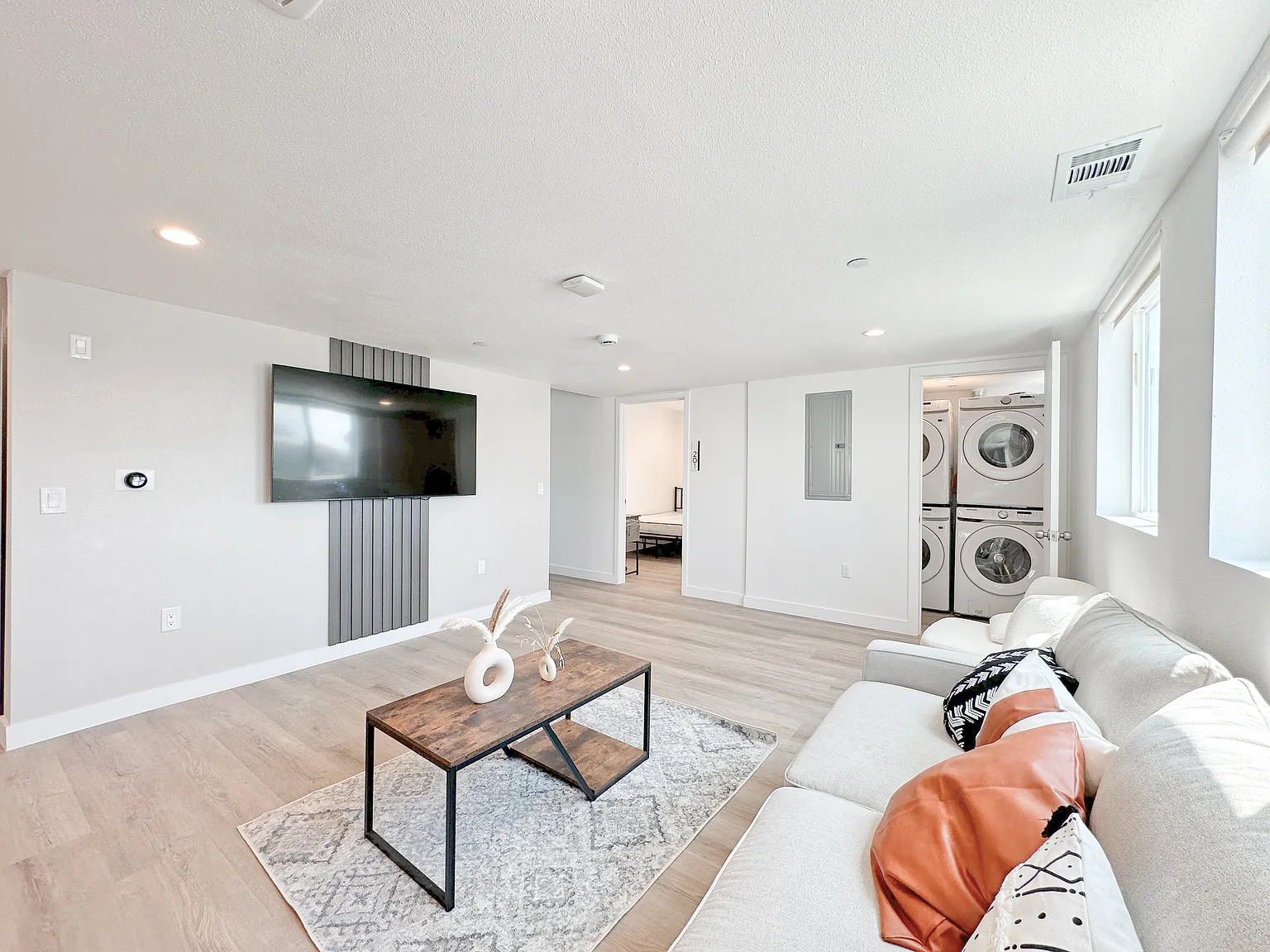 9 bed, 1732 sqft, $998 — Photo 1