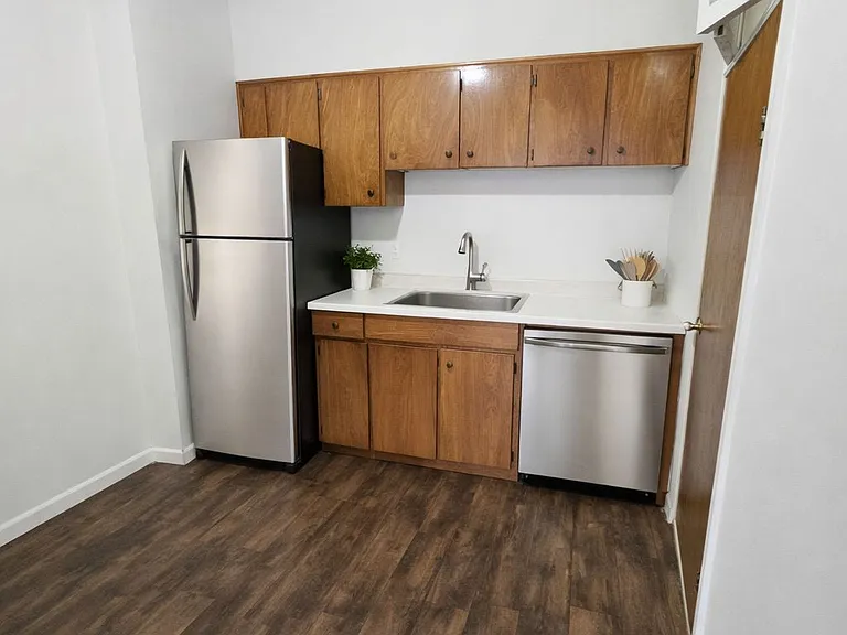 381 Dundas St E — Photo 1