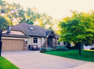 2420 Dresden Ln, Golden Valley, MN 55422
